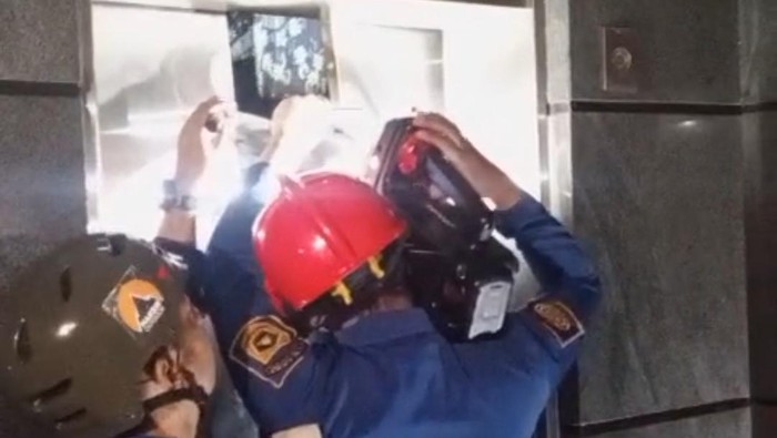 Petugas Damkar Bogor Evakuasi Dua Wanita yang Terjebak di Lift Hotel