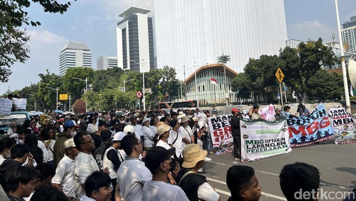 Massa di Patung Kuda Serukan Program MBG Tetap Berjalan dengan Pengawasan Bersama