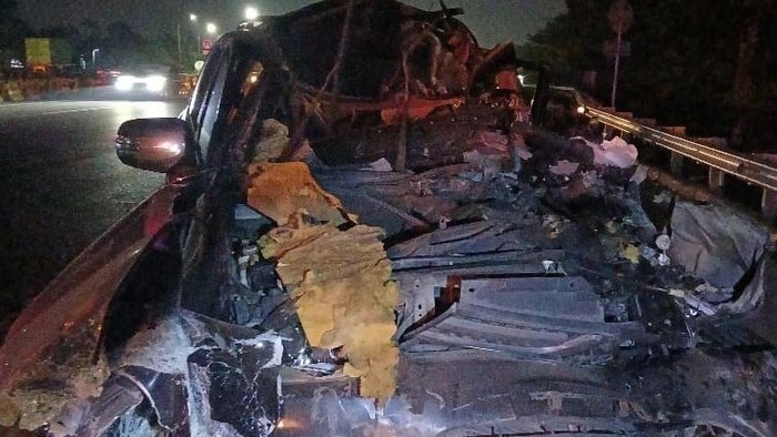 Pajero Ringsek Tabrak Truk Semen di Tol Jagorawi, Sopir Diduga Mengantuk