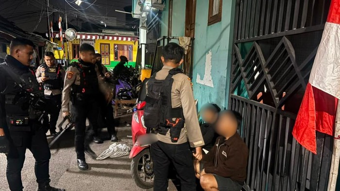 Polisi Amankan 2 Pemuda Bawa Celurit yang Diduga Hendak Tawuran di Lubang Buaya