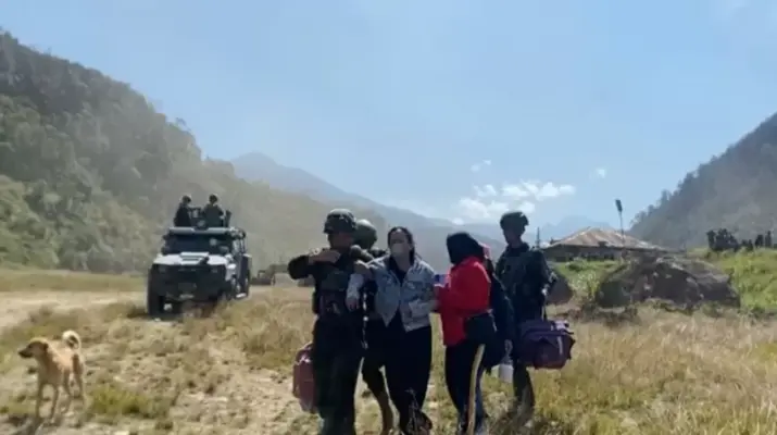 TNI Evakuasi Istri Aris Sanda dari Mbua Usai Penembakan Sopir Travel di Jayawijaya
