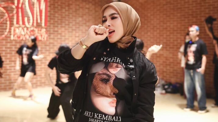 Syahrini Bagi-Bagi Kaus Berisi Dolar di Pestapora 2026, Penonton Langsung Heboh