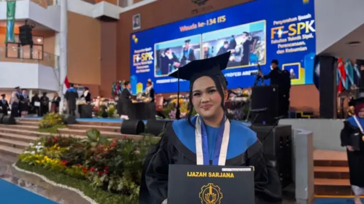 Hasna Jadi Wisudawan Termuda ITS, Raih Gelar Sarjana di Usia 19 Tahun