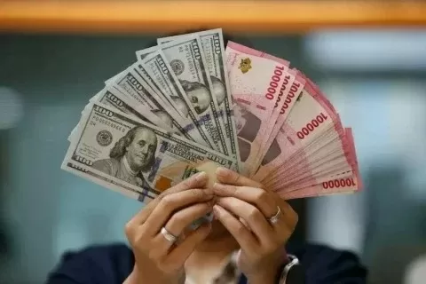 Rupiah Tembus Rp18.135 per Dolar AS, Tekanan Nilai Tukar Berpotensi Perlebar Defisit APBN